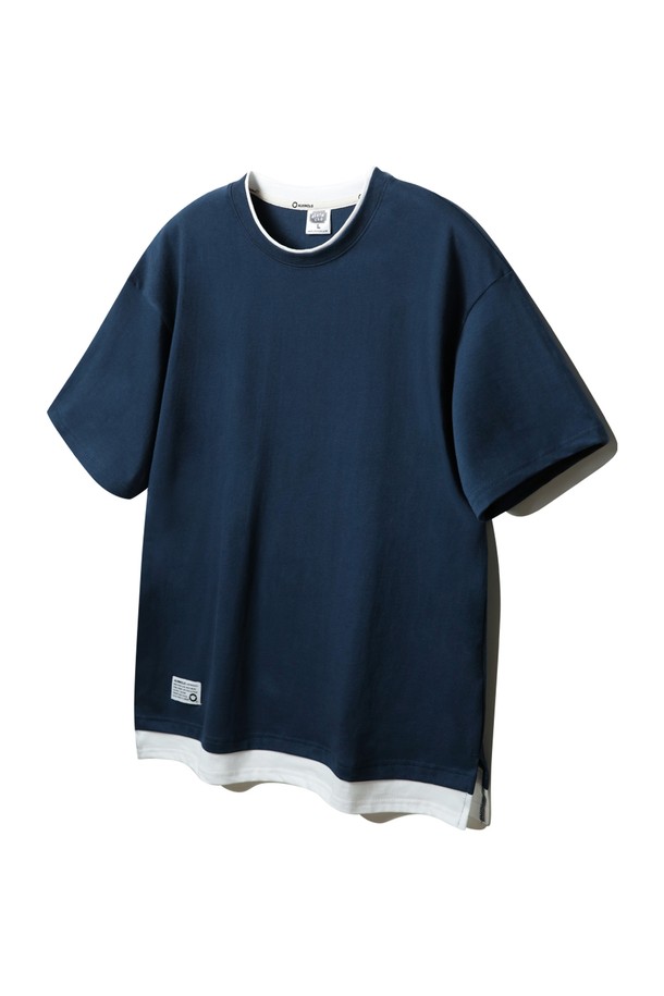 앨빈클로 베이직 레이어드 반팔티 AST3135는 남성용 반팔 티셔츠입니다. 면 소재의 부드러운 촉감과 얇은 두께로 봄, 여름철 시원하게 착용하기 좋습니다. 레귤러핏 라운드넥 디자인에 무지 패턴, 네이비 컬러로 베이직하고 캐주얼한 스타일을 연출하며, 레이어드 디테일이 특징입니다.
