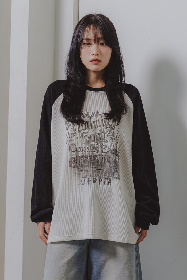 앨빈클로 NOTHING 사카리바 래글런 긴팔티는 부드러운 촉감의 폴리에스테르 소재로 제작되었으며, 입체적인 니트 구조의 사카리바 원단이 돋보입니다. 빈티지하고 캐주얼한 스타일 연출에 용이하며, 래글런 소매와 드롭숄더 디자인으로 편안한 레귤러핏을 제공합니다. 크림(카키), 크림(와인), 화이트(블랙) 3가지 컬러 옵션으로, 봄, 가을철 단독 또는 레이어드 스타일링에 활용하기 좋습니다.
