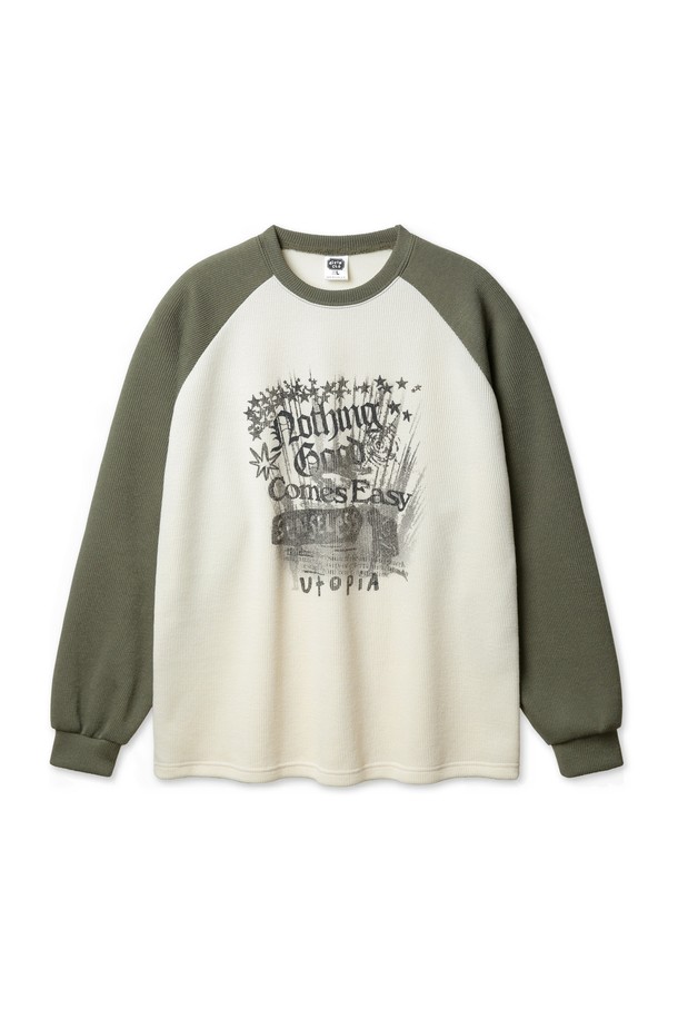 앨빈클로 NOTHING 사카리바 래글런 긴팔티는 부드러운 촉감의 사카리바 양면 구조 원단을 사용하여 단독 착용이 가능하며, 래글런 배색 소매 디자인이 특징입니다. 폴리에스테르 소재로 제작되었으며, 크림(카키), 크림(와인), 화이트(블랙) 3가지 컬러로 출시되어 남녀 모두 캐주얼하고 베이직한 스타일을 연출할 수 있습니다. 봄, 가을 시즌에 적합한 중간 두께의 레귤러 핏 라운드넥 래글런 긴팔 티셔츠로, 빈티지한 프린트 패턴이 돋보입니다.
