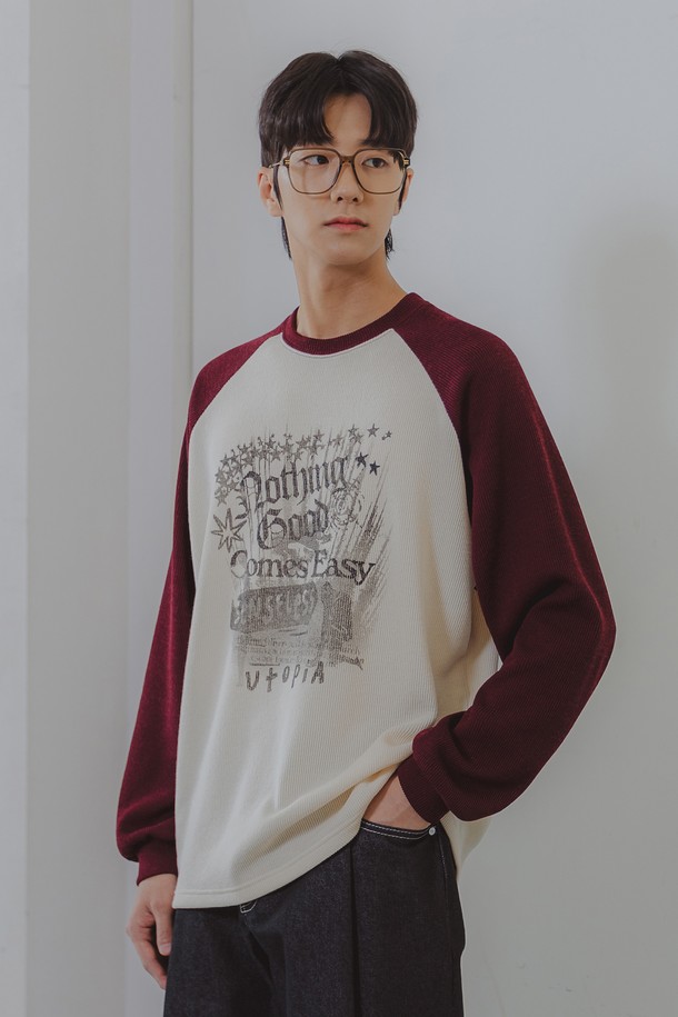 앨빈클로 NOTHING 사카리바 래글런 긴팔티는 부드러운 촉감의 사카리바 원단을 사용하여 입체적인 니트 구조가 돋보이며, 텀블건조 가공으로 관리가 용이합니다. 래글런 소매와 드롭숄더 디자인으로 캐주얼하면서 빈티지한 스타일을 연출하며, 단독 또는 레이어드하여 봄, 가을에 활용하기 좋습니다. 남녀 모두 착용 가능한 레귤러핏 티셔츠로, 크림, 와인, 화이트, 블랙 4가지 컬러와 프린트 패턴이 특징입니다.
