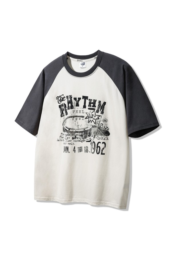 앨빈클로 리듬 래글런 오버핏 반팔티 AST4745는 20수 코마사 면 원단과 텀블 워싱 가공으로 부드러운 촉감을 제공하며, 크림/차콜, 크림/카키, 오트밀/와인 등 5가지 색상 옵션이 있습니다. 빈티지 아트워크 디테일과 래글런 슬리브, 드롭숄더 디자인이 돋보이는 이 남녀공용 반팔 티셔츠는 캐주얼하면서도 개성 있는 스타일을 연출합니다. 오버핏 라운드넥 디자인으로 편안하게 착용 가능하며, 일상에서 빈티지 무드를 더하기에 좋은 아이템입니다.
