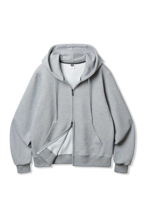 [기모] 앨빈클로 무지 레귤러핏 투웨이 후드집업 AZH673는 캐주얼하고 베이직한 스타일의 후드집업입니다. 가을, 겨울 시즌에 적합하며, 부드러운 촉감의 두꺼운 기모 소재로 제작되어 따뜻하게 착용할 수 있습니다. 넉넉한 레귤러핏으로 편안함을 강조했으며, 무지 디자인으로 어떤 스타일에도 쉽게 매치할 수 있습니다. 투웨이 지퍼 디테일로 실용성을 더했으며, 데일리룩, 집콕룩, 산책룩 등 다양한 TPO에 활용 가능합니다.
