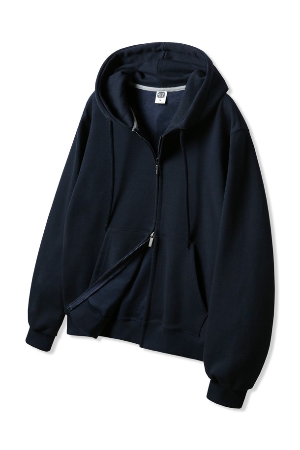 [기모]앨빈클로 무지 레귤러핏 투웨이 후드집업 AZH673는 남녀 모두 착용 가능한 캐주얼 후드집업입니다. 부드러운 촉감의 면과 폴리에스테르 혼방 소재에 두꺼운 기모 안감으로 가을, 겨울철 따뜻하게 입을 수 있습니다. 2중 면 나핑 원단, 로고 인그레이빙 지퍼, 삼중 스티치 암홀, 헤리티지 테이프 넥라인, 대비색상 디테일로 완성도를 높였습니다. 그레이, 카키, 네이비, 블랙 4가지 색상으로 출시되었으며, 투웨이 집업 스타일과 레귤러핏으로 다양한 스타일 연출이 가능합니다. 겨울 데일리룩, 집콕룩, 산책룩 등 편안한 스타일을 추구하는 분들께 추천합니다.
