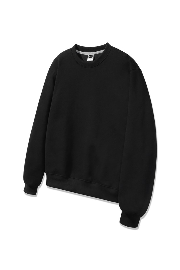 **[기모] 앨빈클로 무지 레귤러핏 맨투맨 MAR676 (3 COLOR)**

부드러운 촉감의 [기모] 앨빈클로 무지 레귤러핏 맨투맨입니다. 겨울철 데일리룩, 집콕룩, 산책룩 등 다양한 TPO에 활용하기 좋은 캐주얼, 미니멀, 클래식 스타일의 상의입니다. 더블 코튼 코마사 원단과 520~550g/yd 중량 원단으로 제작되어 포근함을 더하며, 세탁 후 수축 및 변형을 최소화했습니다. 라운드넥 디자인에 그레이, 네이비, 블랙 3가지 색상으로 출시되었으며, 긴소매와 레귤러핏으로 편안하게 착용 가능합니다. 트리플 스티칭 봉제와 목선 헤리티지 테이프 처리로 꼼꼼하게 마감했습니다.
