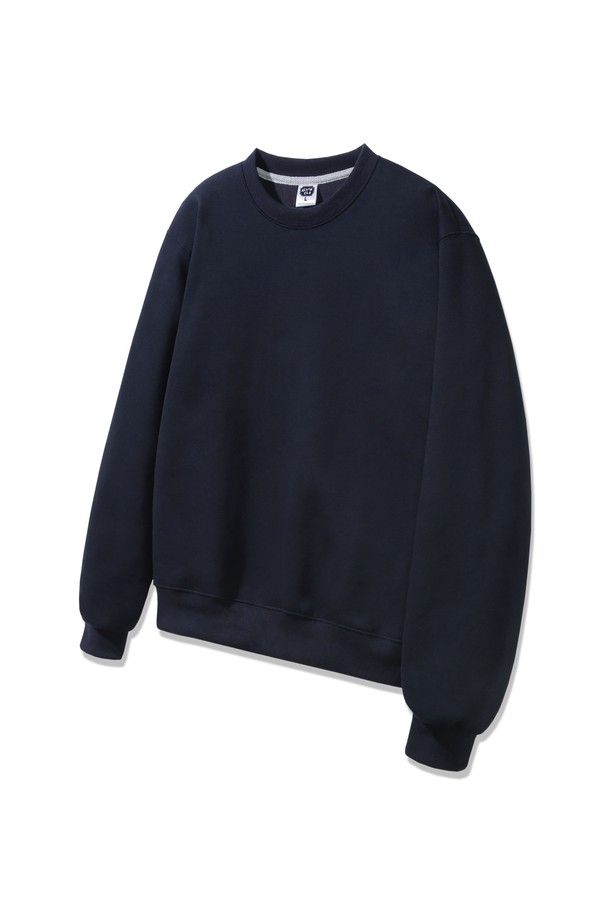 [기모]앨빈클로 무지 레귤러핏 맨투맨 MAR676 (3 COLOR)는 가을, 겨울에 입기 좋은 남녀 공용 맨투맨입니다. 부드러운 기모 안감으로 포근하고 따뜻한 착용감을 제공하며, 레귤러핏으로 제작되어 편안한 활동성을 보장합니다. 일상복은 물론, 집콕룩, 산책룩 등 다양한 TPO에 활용 가능하며, 캐주얼, 미니멀, 클래식 스타일을 연출하기 좋습니다. 블랙 컬러의 무지 디자인으로 어떤 스타일에도 쉽게 매치할 수 있어 활용도가 높습니다.
