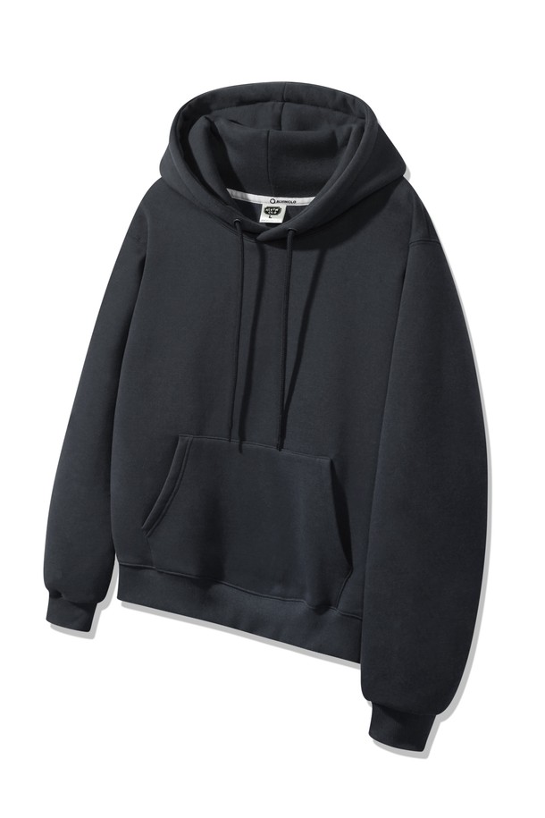 따뜻함이 가득한 [기모]앨빈클로 레귤러핏 무지 후드티 AVH632 (6 COLOR)입니다. 부드러운 기모 안감과 두꺼운 두께감으로 가을, 겨울철에도 포근하게 착용할 수 있습니다. 베이직하고 캐주얼한 스타일로, 집콕룩이나 산책룩 등 편안한 일상에 잘 어울립니다. 레귤러핏에 무지 디자인으로 어떤 스타일에도 매치하기 용이하며, 긴 소매와 포켓 디테일이 실용성을 더합니다. 블랙 컬러로 심플하면서도 세련된 무드를 연출해보세요.
