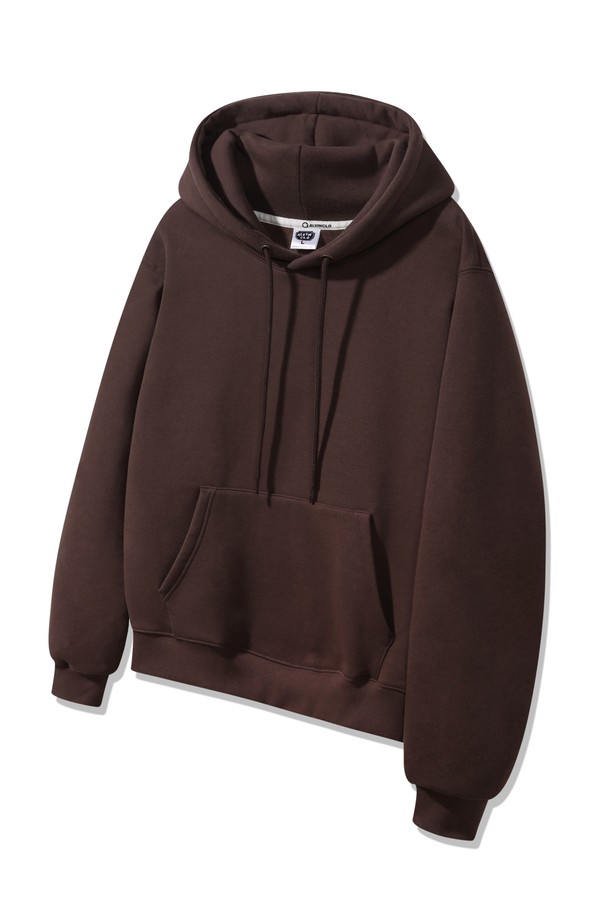 [기모] 앨빈클로 레귤러핏 무지 후드티 AVH632는 부드러운 촉감의 기모 소재로 제작되어 가을과 겨울에 따뜻하게 착용할 수 있는 후드티입니다. 베이직하고 캐주얼한 스타일로 일상에서 편안하게 활용하기 좋으며, 레귤러핏으로 제작되어 누구나 부담 없이 착용할 수 있습니다. 무지 디자인에 긴 소매, 후드넥 라인으로 편안함과 스타일을 동시에 갖췄습니다. 브라운 컬러를 포함한 6가지 다채로운 색상으로 출시되어 취향에 맞게 선택 가능합니다. 앨빈클로 AVH632 후드티는 미니멀한 스타일을 즐기는 분들께 추천합니다.
