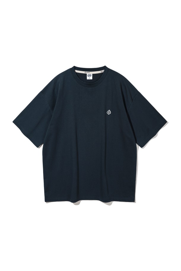 앨빈클로 스페이드 A 오버핏 반팔 티셔츠 AST4567는 미니멀하고 베이직한 스타일을 추구하는 남녀 모두를 위한 반팔 티셔츠입니다. 봄, 여름 시즌에 어울리는 부드러운 촉감의 트리플 저지 원단으로 제작되었으며, 드롭숄더 패턴과 1x1 RIB 원단의 넥라인으로 편안한 착용감을 제공합니다. 흡습 및 속건 기능으로 쾌적함을 유지하며, 데이트룩, 여행룩 등 다양한 TPO에 활용 가능합니다. 미니멀 자수 로고와 9가지 다채로운 컬러(화이트, 화이트 멜란지, 그레이, 그린, 와인, 머스타드, 다크블루, 다크네이비, 블랙) 옵션으로 폭넓은 선택지를 제공합니다. KATRI 품질 인증을 받은 제품으로, 세탁 후 변형을 최소화하여 오랫동안 변함없이 착용할 수 있습니다.
