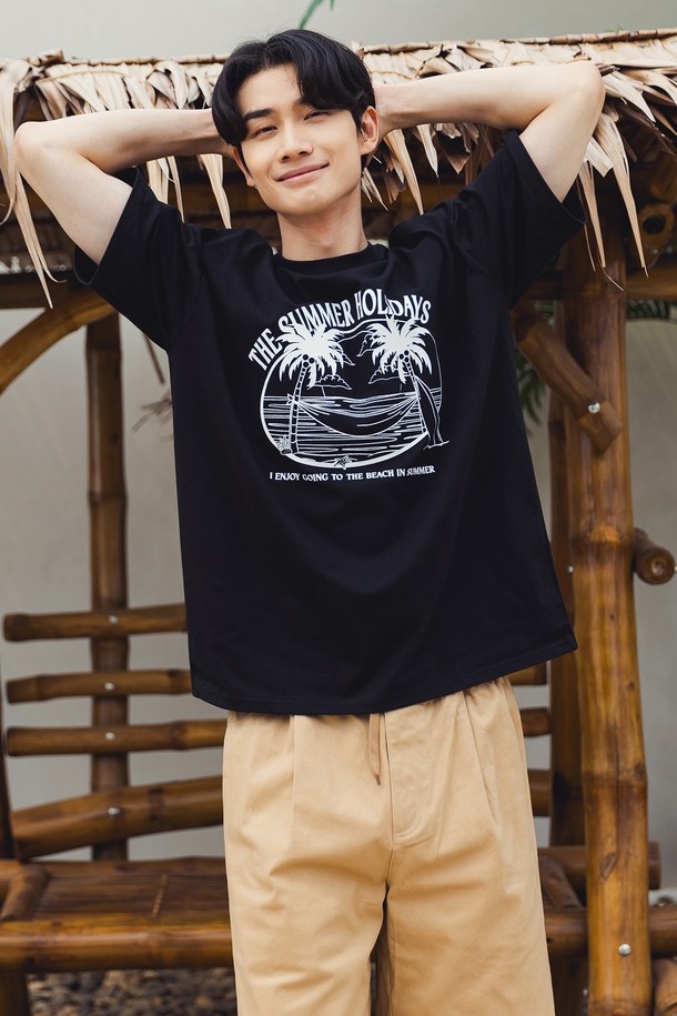 앨빈클로 SUMMER HOLIDAY 오버핏 반팔 티셔츠 AST4504는 남녀 모두 착용 가능한 캐주얼 스타일의 반팔 티셔츠입니다. 면, 폴리에스테르, 스판덱스 혼방 소재로 제작되어 부드러운 촉감과 흡습, 속건, 신축성 기능을 제공합니다. 비치 아트워크 패턴 디자인에 크림, 머스타드, 와인, 다크블루, 블랙 5가지 색상으로 만나볼 수 있습니다. 립 원단과 헤링본 테이프로 넥라인을 보강하고, 필링 현상을 줄였으며, KATRI 품질검증을 완료하여 품질을 높였습니다. 여름 시즌 일상복으로 편안하게 착용하기 좋은 오버핏 티셔츠입니다.
