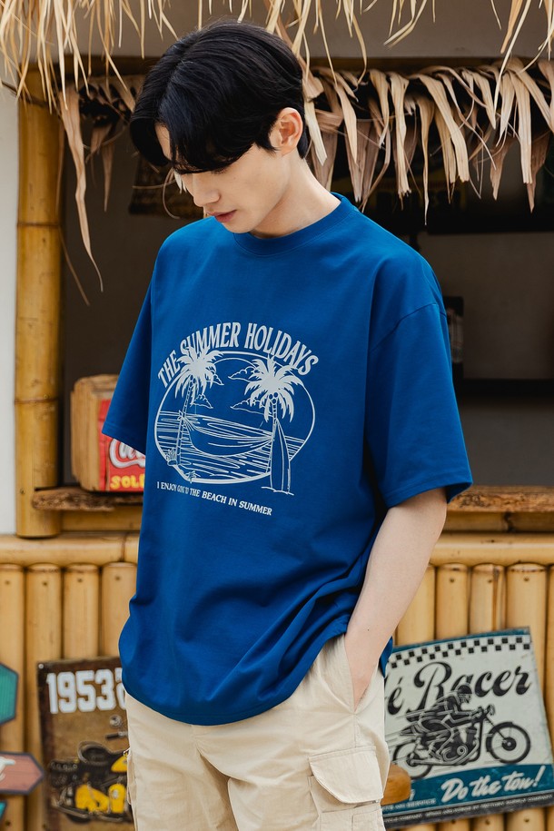 앨빈클로 SUMMER HOLIDAY 오버핏 반팔 티셔츠 AST4504 (5 COLOR)는 캐주얼하고 베이직한 스타일의 공용 반팔 티셔츠입니다. 부드러운 촉감의 면, 폴리에스테르, 스판덱스 혼방 소재로 제작되어 흡습 및 속건 기능이 뛰어나 여름철에도 쾌적하게 착용할 수 있습니다. 오버핏으로 편안한 착용감을 제공하며 유니섹스 디자인으로 폭넓은 연령대가 소화 가능합니다. 드롭숄더 패턴과 넥라인 RIB 원단 보강, 헤링본 테이프 처리로 꼼꼼하게 마감했습니다. 크림, 머스타드, 와인, 다크블루, 블랙 5가지 컬러로 출시되어 다양한 스타일을 연출할 수 있습니다.
