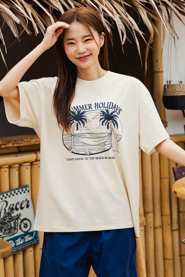 앨빈클로 SUMMER HOLIDAY 오버핏 반팔 티셔츠 AST4504는 남녀 모두 착용 가능한 캐주얼 스타일의 반팔 티셔츠입니다. 크림, 머스타드, 와인, 다크블루, 블랙 5가지 색상으로 출시되었으며, 여름철 일상복으로 적합합니다. 면, 폴리에스테르, 스판덱스 혼방의 부드러운 촉감과 흡습, 속건, 신축성 기능을 갖춘 트리플 레이어 원단으로 제작되었습니다. 라운드넥에 오버핏 디자인, 드롭숄더 패턴을 적용하여 편안한 착용감을 제공하며, '동네 마실룩'과 '여행룩'은 물론 캐주얼, 미니멀, 스트리트 스타일까지 소화 가능합니다. KATRI 인증을 받은 제품으로, RIB 원단 넥라인과 헤링본 테이프 보강으로 내구성을 높였습니다.
