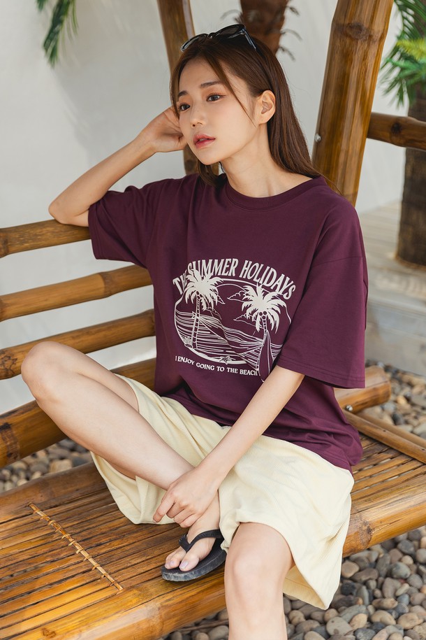 앨빈클로 SUMMER HOLIDAY (서머 홀리데이) 오버핏 반팔 티셔츠 AST4504는 편안하고 시원한 여름 스타일을 완성해 줄 반팔 티셔츠입니다. 버건디 컬러를 포함한 5가지 다채로운 색상으로 출시되어, 캐주얼하고 미니멀한 스타일을 연출하기에 좋습니다. 오버핏 디자인으로 제작되어, 활동성이 뛰어나며 휴가룩, 여행룩 등 다양한 TPO에 활용할 수 있습니다. 부드러운 촉감의 소재로 제작되어 편안한 착용감을 제공하며, 서머 홀리데이 테마 그래픽이 돋보입니다. 라운드넥 디자인으로 디자인되어 깔끔한 인상을 주며, 레귤러 기장으로 어떤 하의에도 잘 어울립니다.
