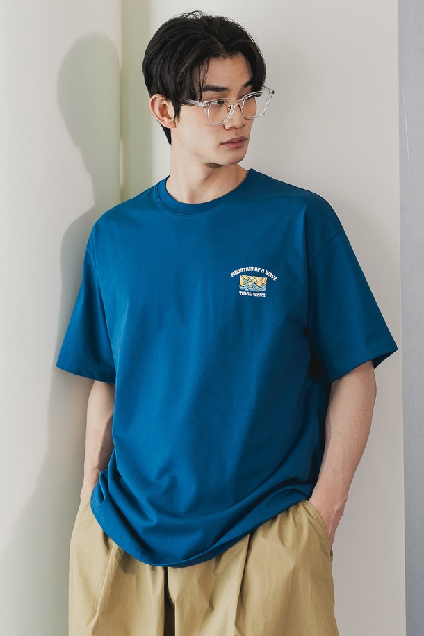 앨빈클로 TIDAL WAVE (타이달 웨이브) 오버핏 반팔티 AST4529는 남녀 모두 착용 가능한 캐주얼 스타일의 반팔 티셔츠입니다. 부드러운 촉감의 면, 폴리에스테르, 스판덱스 혼방 소재로 제작되어 편안한 착용감을 선사합니다. 7*7 RIB 넥라인과 헤링본 테이프 처리로 넥 라인의 늘어짐을 방지하고, 텐터 텀블 가공을 통해 수축을 최소화했습니다.  다양한 프린트 무늬와 화이트, 머스타드, 와인, 다크블루, 블랙 5가지 컬러 옵션으로 출시되었습니다. 흡습 및 속건 기능으로 쾌적함을 유지하며, 오버핏 디자인으로 편안하고 스타일리시하게 연출할 수 있습니다.
