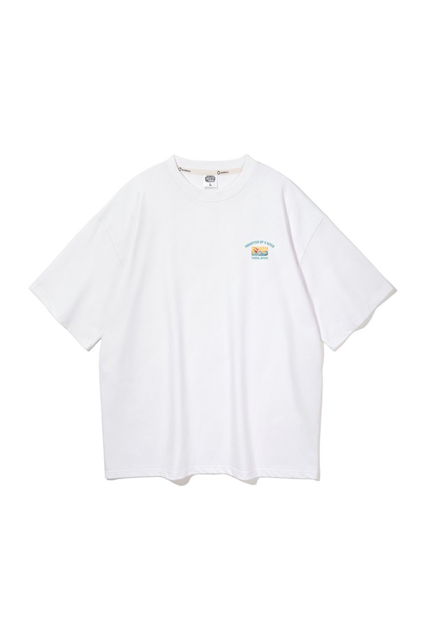 앨빈클로(ELVINCLO) TIDAL WAVE 오버핏 반팔 티셔츠 AST4529는 캐주얼, 서핑 스타일을 연출할 수 있는 남녀 공용 반팔 티셔츠입니다. 봄, 여름 시즌에 어울리는 이 티셔츠는 부드러운 촉감의 면, 폴리에스테르, 스판덱스 혼방 소재로 제작되었으며, 흡습 및 속건 기능으로 쾌적한 착용감을 제공합니다. 라운드넥에 오버핏으로 디자인되었으며, 웨이브, 서핑클럽 패턴이 돋보입니다. 7x7 립 넥라인, 헤링본 테이프 처리, 주름 방지, 텐터/텀블 가공 등 섬세한 디테일이 돋보이며, 화이트, 머스타드, 다크블루, 와인, 블랙 5가지 컬러로 출시되었습니다. 휴가룩, 여행룩, 캐주얼, 미니멀, 스트리트 스타일을 즐기는 분들께 추천합니다.
