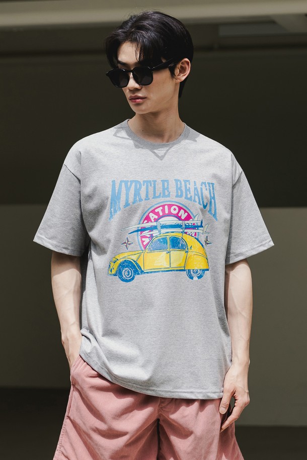 앨빈클로 MYRTLE BEACH (머틀 비치) 오버핏 반팔 티셔츠 AST4540는 봄, 여름 시즌에 적합한 공용 반팔 티셔츠입니다. 부드러운 촉감의 면, 폴리에스테르, 스판덱스 혼방 소재로 제작되었으며, 흡습 및 신축성이 뛰어납니다. 캐주얼하고 빈티지한 스타일을 연출하며, 동네 마실룩, 여행룩, 캐주얼, 미니멀, 스트리트 스타일을 즐겨 입는 분들께 추천합니다. 라운드넥 오버핏 디자인에 다양한 그래픽 패턴이 돋보이며, 6가지 다채로운 컬러(화이트, 크림, 그레이, 그린, 와인, 차콜)로 출시되었습니다. 트리플 CP 저지 원단과 자연스러운 드롭숄더 패턴, 1*7 RIB 원단과 헤링본 테이프로 넥라인을 보강하여 KATRI 품질검사를 통과한 믿을 수 있는 제품입니다.
