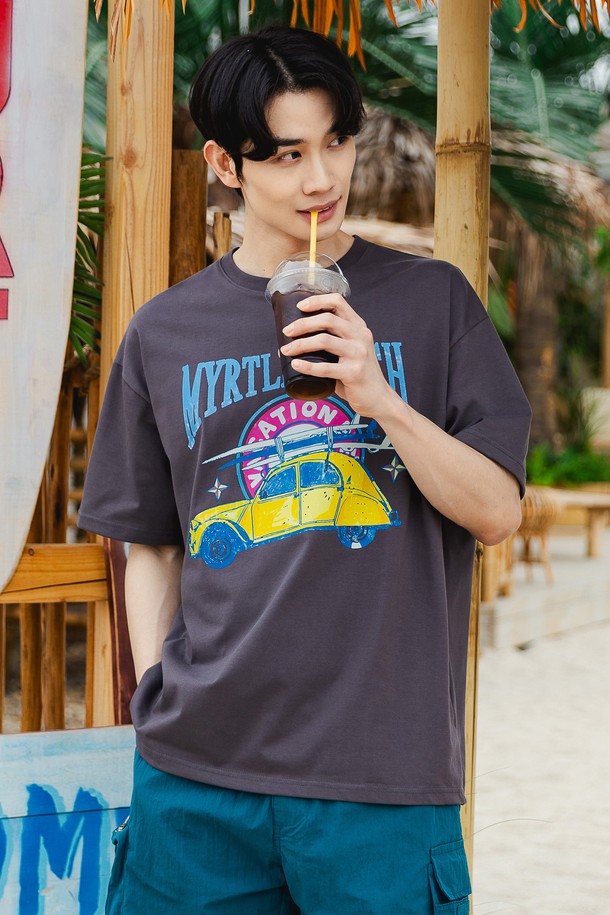 앨빈클로 MYRTLE BEACH (머틀 비치) 오버핏 반팔 티셔츠 AST4540 (6 COLOR)는 남녀 공용으로 착용 가능한 캐주얼 & 빈티지 스타일의 반팔 티셔츠입니다. 봄, 여름 시즌에 적합하며, 톤온톤 그래픽 패턴이 특징입니다. 넉넉한 오버핏 디자인으로 편안한 착용감을 선사하며, 부드러운 촉감의 트리플 CP 저지 원단, 1*7 RIB 원단 네크라인, 헤링본 테이프 보강, 최소 수축 가공으로 제작되어 세탁 후 변형을 최소화했습니다. 동네 마실룩, 여행룩 등 다양한 TPO에 활용하기 좋으며, 미니멀한 스타일을 연출하기에 좋습니다. 색상은 화이트, 크림, 그레이, 그린, 와인, 차콜 6가지로 출시되었습니다.
