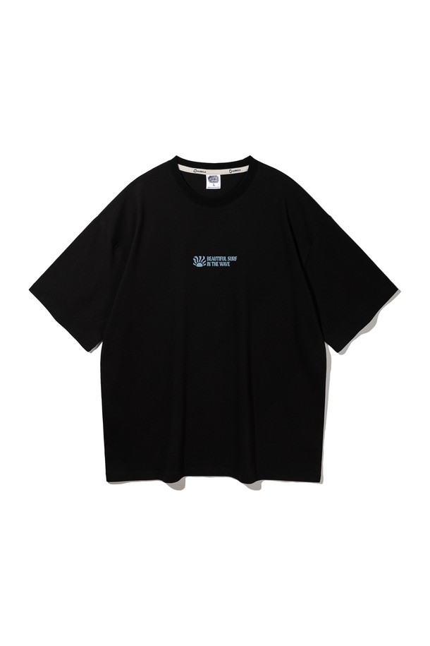 앨빈클로 'SUMMER VIBE' 오버핏 반팔 티셔츠 AST4519는 여름을 위한 캐주얼 스타일의 반팔 티셔츠입니다. 남녀 공용으로 착용 가능하며, 화이트, 다크블루, 블랙 세 가지 색상으로 출시되었습니다. 두꺼운 삼중지 원단에 흡습 및 속건 기능이 더해져 쾌적한 착용감을 제공하며, 부드러운 촉감이 특징입니다. 넉넉한 오버핏 디자인과 드롭숄더, RIB 넥 라인으로 편안한 착용감을 선사하며, 서핑 테마 그래픽과 헤링본 테이프 마감으로 포인트를 더했습니다. 휴가룩, 여행룩, 그리고 일상에서 캐주얼하게 입기 좋은 미니멀, 스트리트 스타일의 반팔 티셔츠입니다.
