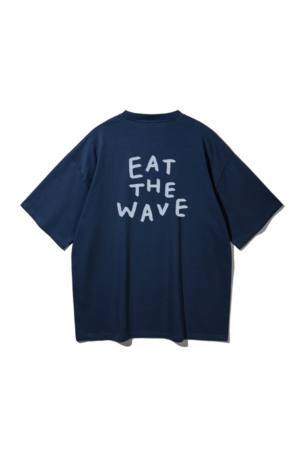 앨빈클로 BLUEWAVE (블루웨이브) 오버핏 반팔 티셔츠 AST4538는 남녀 모두 착용 가능한 캐주얼 스타일의 여름 티셔츠입니다. 화이트, 머스타드, 네이비, 블랙 4가지 색상으로 출시되었으며, 일상복 및 여행룩, 바캉스룩에 적합합니다. 면, 폴리에스테르, 스판덱스 혼방의 흡습, 속건 기능성 삼중지 원단을 사용하여 부드러운 촉감과 편안한 착용감을 제공합니다. 넥 라인은 1*1 RIB 원단으로 보강하고, 헤링본 테이프 처리, 텐터 텀블 가공을 통해 수축을 최소화하여 KATRI 품질인증을 받았습니다. 로고 프린트가 돋보이는 오버핏 디자인으로, 미니멀, 스트리트 스타일을 연출하기 좋습니다.
