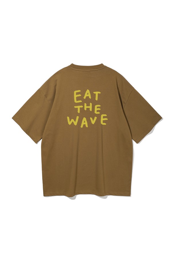 앨빈클로 BLUEWAVE (블루웨이브) 오버핏 반팔 티셔츠 AST4538는 남성용 반팔 티셔츠입니다. 화이트, 머스타드, 네이비, 블랙 4가지 색상으로 출시되었으며, 일상복과 여행룩에 활용하기 좋습니다. 캐주얼, 스트릿, 미니멀 스타일을 연출하기에 적합하며, 롱 기장의 오버핏으로 편안한 착용감을 제공합니다. 면, 폴리에스테르, 스판덱스 혼방 소재로 제작되어 활동성이 뛰어나고, EAT THE WAVE (잇 더 웨이브) 그래픽 프린팅으로 포인트를 더했습니다.
