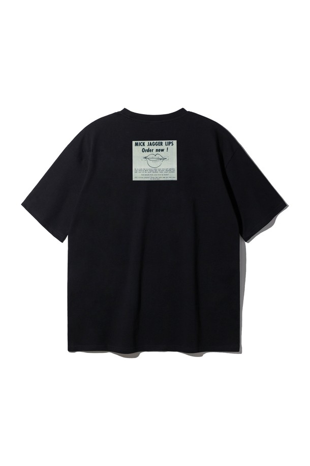 앨빈클로 LIPS(립스) 오버핏 반팔 티셔츠 AST4563는 남녀 모두 착용 가능한 반팔 티셔츠입니다. 부드러운 촉감의 20수 코마사 코튼 소재를 사용하여 편안한 착용감을 선사하며, 얇은 두께감으로 봄, 여름 시즌에 적합합니다. 시크와 스트릿 스타일을 아우르는 디자인으로, 라운드넥에 오버핏으로 제작되었습니다. 드롭 숄더 패턴과 1x1 RIB(립) 원단, 헤리테이프 처리를 통해 튼튼하게 제작되었으며, 팀블 가공으로 수축을 최소화했습니다. 화이트, 카키, 차콜, 블랙 4가지 컬러 옵션으로 제공됩니다.
