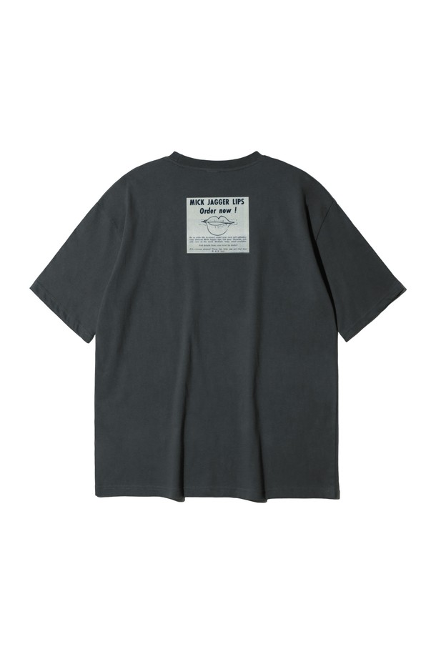 앨빈클로 LIPS(립스) 오버핏 반팔 티셔츠 AST4563는 남녀 공용으로 착용 가능한 캐주얼, 스트릿 스타일의 반팔 티셔츠입니다. 봄, 여름 시즌에 적합하며, 블랙, 화이트, 그레이, 네이비 4가지 색상으로 출시되었습니다. 부드러운 면 소재로 제작되어 편안한 착용감을 선사하며, 라운드넥과 오버핏 디자인이 특징입니다. 립스 그래픽 프린트가 포인트로, 동네 마실룩, 여행룩 등 다양한 상황에서 활용하기 좋습니다.
