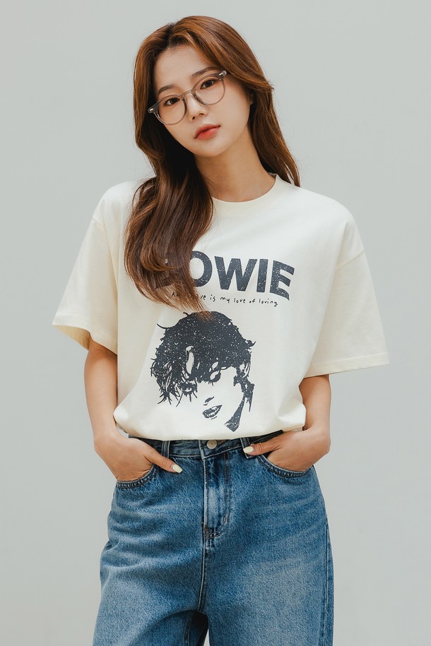 앨빈클로 BOWIE(보위) 오버핏 반팔 티셔츠 AST4571 (3 COLOR)는 캐주얼한 스타일을 연출하기 좋은 남녀 공용 반팔 티셔츠입니다. 얇은 두께감의 20수 싱글 저지 면 100% 소재로 제작되어 부드러운 촉감을 선사하며, 봄, 여름 시즌에 시원하게 착용할 수 있습니다. 톤온톤의 프린트 무늬가 특징이며, 텀블워싱 및 텐타 가공을 통해 수축을 최소화했습니다. 넥 라인은 RIB 원단과 헤링본 테이프로 보강하여 늘어짐을 방지했고, 드롭숄더 디자인과 오버핏으로 편안하면서도 트렌디한 핏을 연출합니다. 동네 마실룩이나 봄 소풍룩에 캐주얼, 미니멀, 스트리트 스타일로 활용하기 좋습니다.
