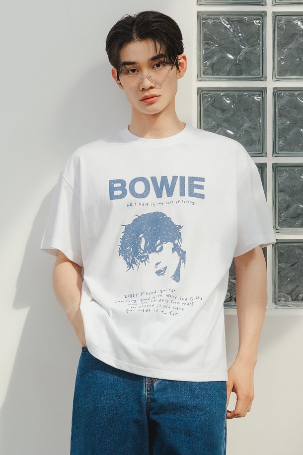 앨빈클로 BOWIE (보위) 오버핏 반팔 티셔츠 AST4571은 남녀 모두 착용 가능한 캐주얼 스타일의 반팔 티셔츠입니다. 봄, 여름 시즌에 적합하며, 일상복으로 활용하기 좋습니다. 부드러운 촉감의 20수 싱글 코튼 100% 소재로 제작되어 편안한 착용감을 선사합니다. 텀블워싱 및 텐터 가공을 거쳐 변형을 최소화했으며, 드롭 숄더 패턴과 립 원단 넥라인, 헤링본 테이프 보강으로 튼튼하게 제작되었습니다. 화이트, 크림, 카키 3가지 색상으로 출시되어, 동네 마실룩이나 봄 소풍룩 등 다양한 스타일에 활용하기 좋습니다.
