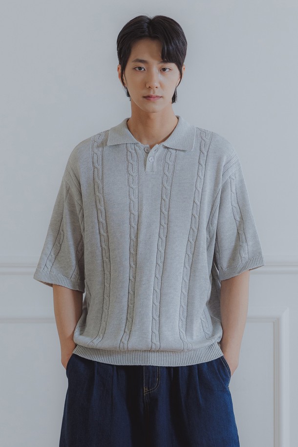 [DE LUXE] 앨빈클로 워셔블 투 버튼 케이블 칼라 니트 DLX1207 (4 COLOR)는 부드러운 촉감의 면, 아크릴 혼방 소재로 제작된 공용 니트입니다. 클래식한 스타일과 미니멀한 디자인을 선호하는 고객에게 적합하며, 데이트룩, 카페룩 등 다양한 TPO에 활용할 수 있습니다. 얇은 두께감과 루즈핏으로 편안한 착용감을 선사하며, 드롭숄더 디자인과 워셔블 기능으로 실용성을 더했습니다. 케이블 패턴과 투 버튼 디테일이 특징이며, 그레이, 베이지, 블루, 블랙 4가지 컬러로 제공됩니다.
