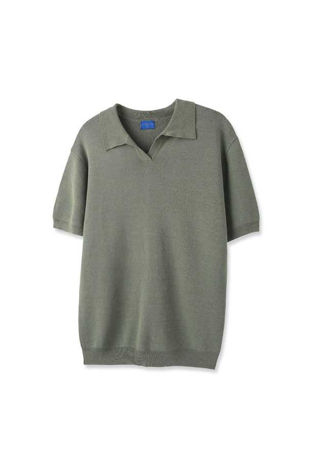 [DE LUXE] 앨빈클로 쿨 오픈 칼라 하프 니트 DLX1209 (5 COLOR)는 부드러운 촉감의 비스코스 및 폴리에스테르 혼방 소재로 제작되어 여름철에도 시원하게 착용 가능한 반소매 니트입니다. 오픈 칼라 디자인과 릴랙스핏, 오버핏으로 편안한 착용감을 제공하며, 베이직, 캐주얼 스타일을 연출하기 좋습니다. 얇은 두께감과 쿨터치 원사, 흡습 및 통기 기능으로 쾌적함을 유지하며, 고밀도 니트 원단과 골지 패턴으로 제작되어 내구성이 우수하고 먼지 및 필링을 최소화했습니다. 동네 마실룩, 여행룩 등 다양한 상황에서 캐주얼, 미니멀, 클래식 스타일로 활용할 수 있습니다. 색상은 크림, 베이지, 카키, 그레이, 블랙 5가지로 만나보세요.
