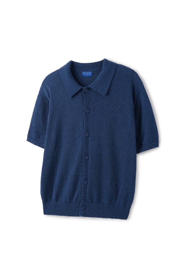 [DE LUXE] 앨빈클로 워셔블 카라 반팔 버튼 니트 DLX1223은 남성용 여름 니트입니다. 부드러운 촉감의 폴리에스테르 소재로 제작되었으며, 워셔블 기능으로 관리가 용이합니다. 베이직하고 클래식한 스타일로, 데이트룩과 카페룩에 모두 잘 어울립니다. 레귤러 핏에 반소매 기장, 카라 네크라인과 버튼업 스타일이 특징이며, 은은한 부클레 텍스처와 통기성, 필링이 적은 장점을 가지고 있습니다. 그레이, 와인, 그린, 블루, 블랙 5가지 컬러로 출시되었습니다.
