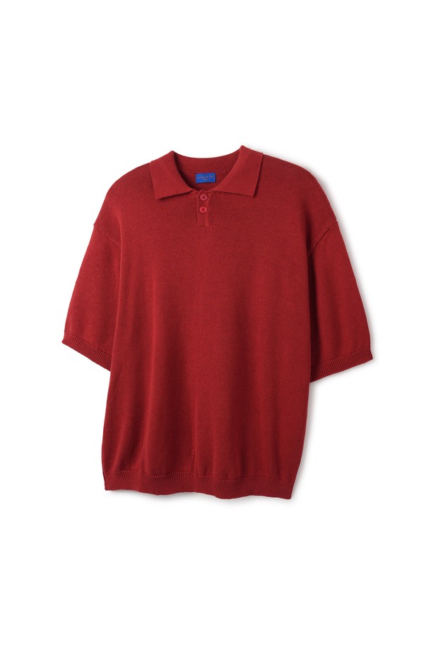 [DE LUXE] 앨빈클로 워셔블 투버튼 카라 하프 니트 DLX1215는 부드러운 촉감의 면, 아크릴 혼방 소재로 제작된 남성용 하프 니트입니다. 얇은 두께감으로 여름에도 시원하게 착용 가능하며, 베이직하고 클래식한 스타일을 연출합니다. 투버튼 카라 디자인과 드롭숄더 패턴, 립 구조 소매단이 특징이며, 워셔블 기능과 낮은 필링으로 관리의 편의성을 높였습니다. 데이트룩, 카페룩과 같은 TPO에 어울리며, 클래식, 미니멀, 캐주얼 스타일을 즐겨 입는 분들께 추천합니다. 크림, 스칼렛, 그린, 블루, 블랙 5가지 컬러로 출시되었습니다.
