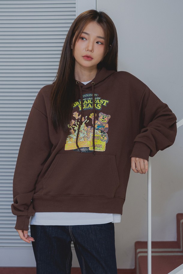 앨빈클로 브렉퍼스트 베어 오버핏 후드티 AVH609는 부드러운 촉감의 프렌치 테리 원단과 고밀도 니트 소재로 제작되어 편안한 착용감을 선사합니다. 넉넉한 오버핏 디자인으로 제작되어, 캐주얼하고 베이직한 스타일을 연출하며, 봄, 가을, 겨울 다양한 계절에 활용 가능합니다. 귀여운 브렉퍼스트 베어 캐릭터 프린트가 돋보이며, 화이트 멜란지, 그레이, 브라운, 블랙 4가지 컬러로 출시되었습니다. 집콕룩, 동네 마실룩, 겨울 데일리룩 등 폭넓은 TPO에 어울리는 활용도 높은 후드티입니다. 신축성이 우수하여 활동성을 높여주고, 빈티지 아트워크로 디자인 포인트를 더했습니다.
