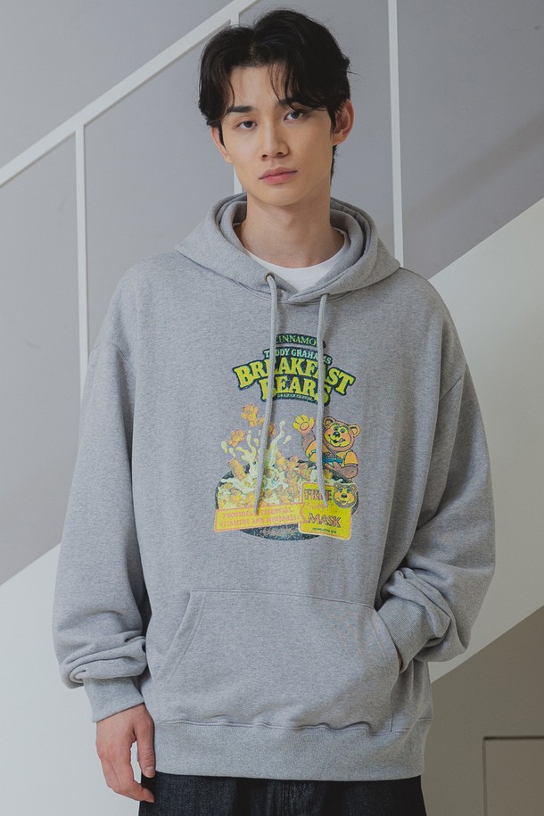 앨빈클로 브렉퍼스트 베어 오버핏 후드티 AVH609 (4 COLOR)는 남녀 모두 착용 가능한 캐주얼 스타일의 후드티입니다. 넉넉한 오버핏으로 편안한 착용감을 선사하며, 가을, 겨울 시즌에 활용하기 좋습니다. 귀여운 캐릭터 패턴이 돋보이는 디자인으로, 집콕룩, 겨울 데일리룩, 산책룩 등 다양한 TPO에 잘 어울립니다. 화이트 멜란지(White melange), 그레이(Gray), 브라운(Brown), 블랙(Black) 네 가지 색상으로 출시되었으며, M, XL 사이즈를 선택할 수 있습니다. 앨빈클로(Alvinclo) 브랜드의 후드티로, 미니멀, 스트리트 스타일을 즐기는 분들께 추천합니다.
