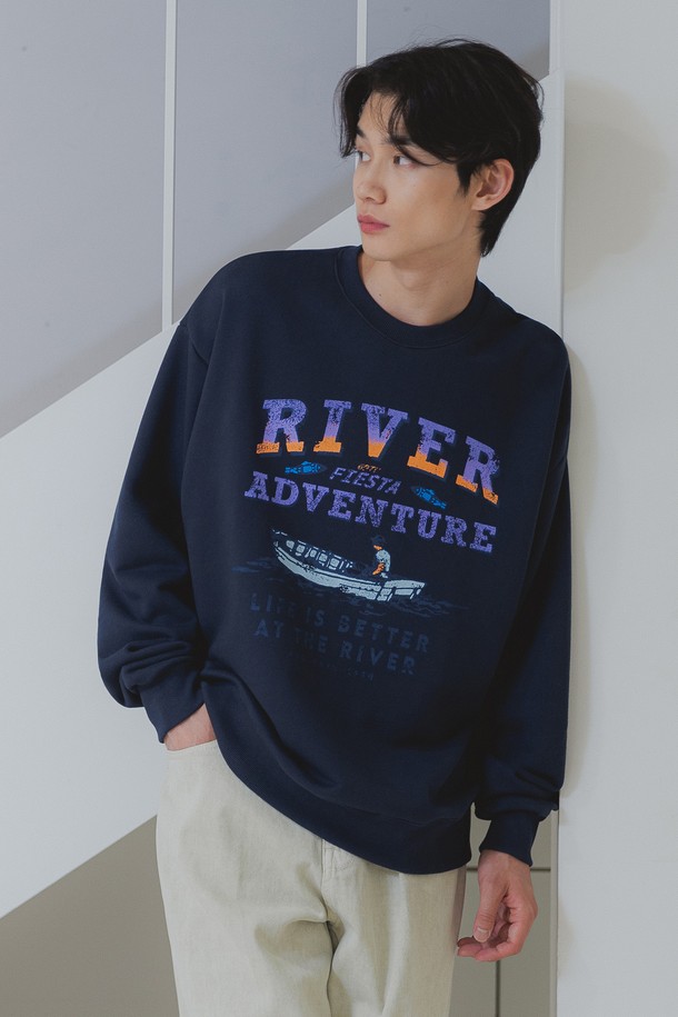 앨빈클로 리버 어드벤처 오버핏 맨투맨 MAR685는 부드러운 촉감의 프렌치 테리, 고밀도 니트 테리 원단으로 제작되어 봄, 가을, 겨울에 착용하기 좋은 맨투맨입니다. 오트밀, 그레이, 다크네이비 세 가지 색상으로 출시되었으며, 레터링과 프린트가 돋보이는 빈티지 스타일의 제품입니다. 넉넉한 오버핏으로 편안한 착용감을 선사하며, 일상, 집콕, 겨울 데일리룩 등 다양한 TPO에 활용 가능합니다. 1x1 RIB 원단 넥라인과 헤링본 테이프 처리, 내구성과 신축성이 우수한 소재로 변형과 수축을 최소화하여 오래도록 즐겨 입을 수 있습니다. 캐주얼, 미니멀, 클래식 스타일을 즐겨 입는 분들께 추천합니다.
