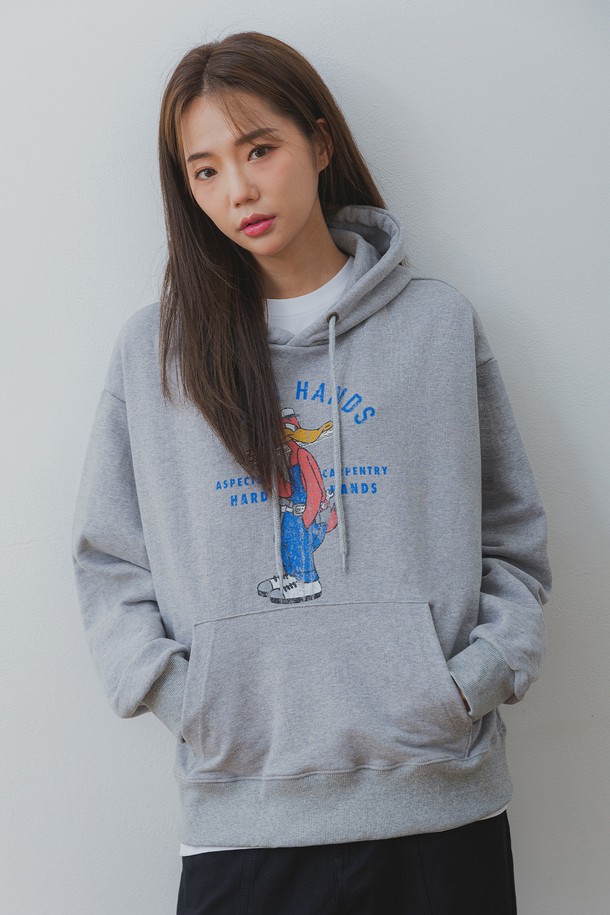 앨빈클로 하드 핸즈 오버핏 후드티 AVH629는 남녀 모두 착용 가능한 후드티입니다. 아이보리, 스카이블루, 레드, 그레이, 블랙 5가지 색상으로 출시되었으며, 봄, 가을, 겨울에 입기 좋습니다. 면과 폴리에스터 혼방의 프렌치테리 원단으로 제작되어 부드러운 촉감을 자랑하며, 신축성이 우수합니다. 오버핏 디자인에 열처리 그래픽 프린팅과 고밀도 원단, 내구성까지 더해져 캐주얼, 스트릿, 미니멀 스타일을 모두 소화할 수 있습니다. 동네 마실룩, 캠핑룩 등 편안한 TPO에 활용하기 좋습니다.
