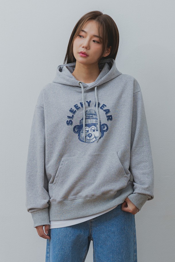 앨빈클로 슬리피 베어 오버핏 후드티는 부드러운 프렌치테리 원단과 고밀도 니트 원단으로 제작되어 뛰어난 착용감을 선사합니다. 넉넉한 오버핏으로 편안한 착용감을 제공하며, 귀여운 슬리피 베어 프린팅이 돋보이는 캐주얼 후드티입니다. 봄, 가을, 겨울 시즌에 활용하기 좋으며, 집콕룩, 겨울 데일리룩, 산책룩 등 다양한 TPO에 잘 어울립니다. 화이트 멜란지, 그레이, 네이비, 차콜, 블랙 5가지 색상으로 출시되어, 미니멀한 스타일을 즐기는 분들께 추천합니다.
