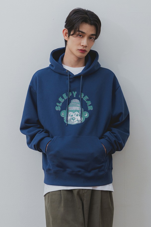 앨빈클로 슬리피 베어 오버핏 후드티 AVH635는 남녀 공용으로 착용 가능한 캐주얼 후드티입니다. 부드러운 촉감의 코튼 65%, 폴리에스테르 35% 혼방 소재에 콤파운드 원사 프렌치테리 원단과 고밀도 니트 테리 원단을 사용하여 두꺼운 두께감을 자랑합니다. 곰 캐릭터 프린팅으로 포인트를 주었으며, 고온 열처리 다이렉트 프린팅 공법으로 내구성을 높였습니다. 오버핏 스타일로 편안하게 착용 가능하며, 화이트 멜란지, 그레이, 네이비, 차콜, 블랙 5가지 컬러로 출시되었습니다. 집콕룩, 겨울 데일리룩, 산책룩 등 다양한 상황에서 활용하기 좋은 아이템입니다.
