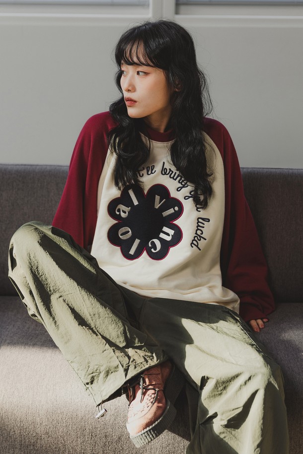 앨빈클로 플라워 래글런 오버핏 맨투맨 MAR922는 남녀 모두 착용 가능한 캐주얼 스타일의 맨투맨입니다. 크림, 블랙, 와인 세 가지 색상으로 출시되었으며, 봄, 가을에 입기 좋은 중간 두께감의 제품입니다. 면과 폴리에스테르 혼방의 프렌치테리 원단으로 제작되어 부드러운 촉감과 신축성을 제공하며, 래글런 소매와 자수, 레터링 디테일이 특징입니다. 넉넉한 오버핏으로 편안한 착용감을 선사하며, 동네 마실룩이나 산책룩, 미니멀, 시티보이 스타일을 연출하기 좋습니다. 텀블건조 가공 및 고밀도 니트 소재로 제작되어 내구성이 우수합니다.
