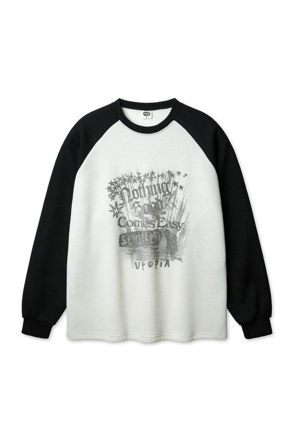 앨빈클로 NOTHING 사카리바 래글런 긴팔티는 부드러운 촉감의 폴리에스테르 소재로 제작되었으며, 입체적인 니트 구조의 사카리바 원단이 돋보입니다. 빈티지하고 캐주얼한 스타일 연출에 용이하며, 래글런 소매와 드롭숄더 디자인으로 편안한 레귤러핏을 제공합니다. 크림(카키), 크림(와인), 화이트(블랙) 3가지 컬러 옵션으로, 봄, 가을철 단독 또는 레이어드 스타일링에 활용하기 좋습니다.
