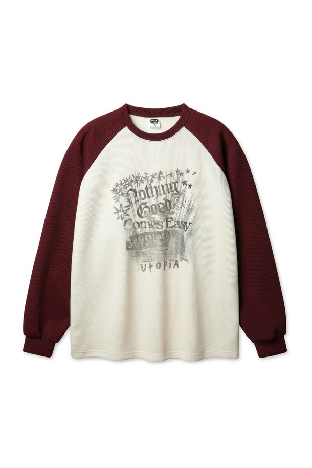 앨빈클로 NOTHING 사카리바 래글런 긴팔티는 부드러운 촉감의 사카리바 원단을 사용하여 입체적인 니트 구조가 돋보이며, 텀블건조 가공으로 관리가 용이합니다. 래글런 소매와 드롭숄더 디자인으로 캐주얼하면서 빈티지한 스타일을 연출하며, 단독 또는 레이어드하여 봄, 가을에 활용하기 좋습니다. 남녀 모두 착용 가능한 레귤러핏 티셔츠로, 크림, 와인, 화이트, 블랙 4가지 컬러와 프린트 패턴이 특징입니다.
