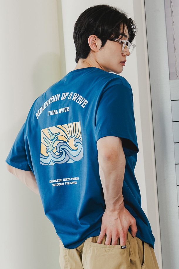 앨빈클로 TIDAL WAVE (타이달 웨이브) 오버핏 반팔티 AST4529는 남녀 모두 착용 가능한 캐주얼 스타일의 반팔 티셔츠입니다. 부드러운 촉감의 면, 폴리에스테르, 스판덱스 혼방 소재로 제작되어 편안한 착용감을 선사합니다. 7*7 RIB 넥라인과 헤링본 테이프 처리로 넥 라인의 늘어짐을 방지하고, 텐터 텀블 가공을 통해 수축을 최소화했습니다.  다양한 프린트 무늬와 화이트, 머스타드, 와인, 다크블루, 블랙 5가지 컬러 옵션으로 출시되었습니다. 흡습 및 속건 기능으로 쾌적함을 유지하며, 오버핏 디자인으로 편안하고 스타일리시하게 연출할 수 있습니다.
