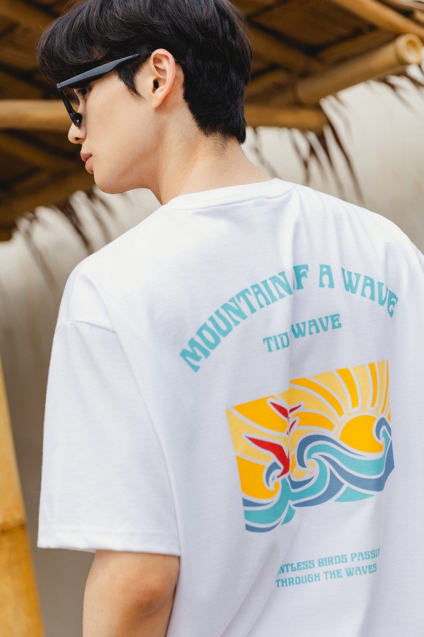 앨빈클로(ELVINCLO) TIDAL WAVE 오버핏 반팔 티셔츠 AST4529는 캐주얼, 서핑 스타일을 연출할 수 있는 남녀 공용 반팔 티셔츠입니다. 봄, 여름 시즌에 어울리는 이 티셔츠는 부드러운 촉감의 면, 폴리에스테르, 스판덱스 혼방 소재로 제작되었으며, 흡습 및 속건 기능으로 쾌적한 착용감을 제공합니다. 라운드넥에 오버핏으로 디자인되었으며, 웨이브, 서핑클럽 패턴이 돋보입니다. 7x7 립 넥라인, 헤링본 테이프 처리, 주름 방지, 텐터/텀블 가공 등 섬세한 디테일이 돋보이며, 화이트, 머스타드, 다크블루, 와인, 블랙 5가지 컬러로 출시되었습니다. 휴가룩, 여행룩, 캐주얼, 미니멀, 스트리트 스타일을 즐기는 분들께 추천합니다.
