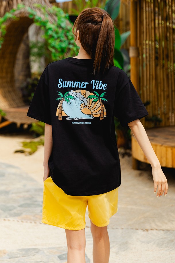 앨빈클로 'SUMMER VIBE' 오버핏 반팔 티셔츠 AST4519는 여름을 위한 캐주얼 스타일의 반팔 티셔츠입니다. 남녀 공용으로 착용 가능하며, 화이트, 다크블루, 블랙 세 가지 색상으로 출시되었습니다. 두꺼운 삼중지 원단에 흡습 및 속건 기능이 더해져 쾌적한 착용감을 제공하며, 부드러운 촉감이 특징입니다. 넉넉한 오버핏 디자인과 드롭숄더, RIB 넥 라인으로 편안한 착용감을 선사하며, 서핑 테마 그래픽과 헤링본 테이프 마감으로 포인트를 더했습니다. 휴가룩, 여행룩, 그리고 일상에서 캐주얼하게 입기 좋은 미니멀, 스트리트 스타일의 반팔 티셔츠입니다.
