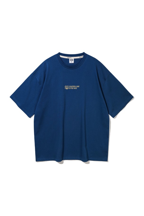 앨빈클로 SUMMER VIBE 오버핏 반팔 티셔츠 AST4519는 여름 시즌을 위한 캐주얼 스타일의 반팔 티셔츠입니다. 라운드넥 디자인에 넉넉한 오버핏으로 편안한 착용감을 제공하며, 일상 및 휴가룩, 바캉스룩까지 활용 가능합니다. 화이트, 다크블루, 블랙 세 가지 컬러로 출시되었으며, 면, 폴리에스터, 스판덱스 혼방 소재로 제작되어 흡습 및 속건 기능이 우수합니다. RIB 원단 넥라인, 헤링본 테이프 보강, 자연스러운 숄더 드롭 핏으로 디테일을 더했으며, 형태 안정성이 뛰어나고 최소 수축 가공되었습니다. 서핑, 그래픽, 프린트 패턴이 시원한 여름 무드를 연출합니다.
