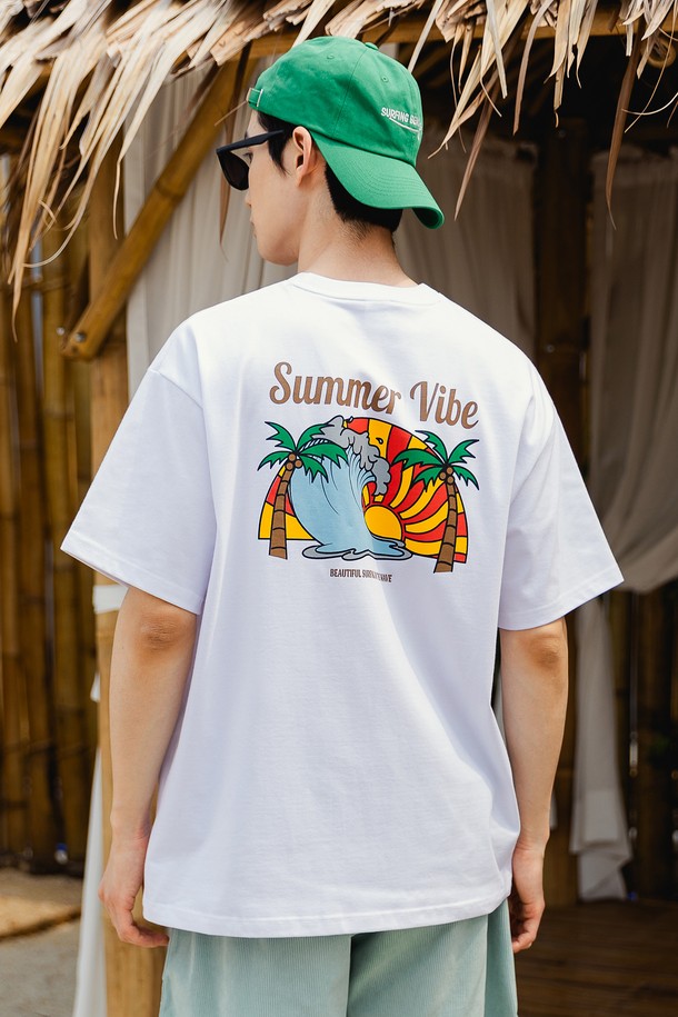 앨빈클로 SUMMER VIBE (서머 바이브) 오버핏 반팔 티셔츠 AST4519는 부드러운 면 소재로 제작되어 편안한 착용감을 선사합니다. 라운드넥 디자인과 레귤러 기장으로 제작되어 캐주얼한 스타일을 연출하며, 오버핏으로 트렌디함을 더했습니다. 시원한 여름을 위한 얇은 두께감과 서머 바이브 그래픽 프린팅이 돋보이는 제품입니다. 남녀 공용으로 착용 가능하며, 화이트 컬러로 다양한 하의와 매치하기 용이합니다. 
