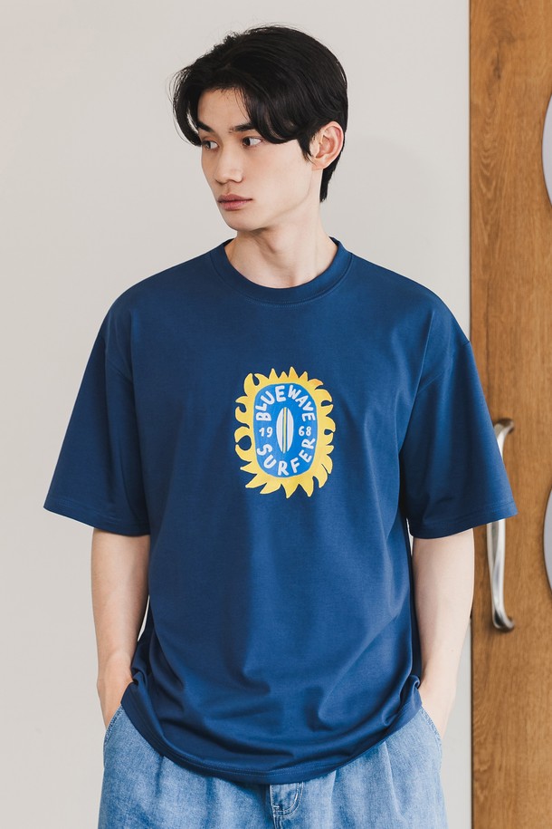 앨빈클로 BLUEWAVE (블루웨이브) 오버핏 반팔 티셔츠 AST4538는 남녀 모두 착용 가능한 캐주얼 스타일의 여름 티셔츠입니다. 화이트, 머스타드, 네이비, 블랙 4가지 색상으로 출시되었으며, 일상복 및 여행룩, 바캉스룩에 적합합니다. 면, 폴리에스테르, 스판덱스 혼방의 흡습, 속건 기능성 삼중지 원단을 사용하여 부드러운 촉감과 편안한 착용감을 제공합니다. 넥 라인은 1*1 RIB 원단으로 보강하고, 헤링본 테이프 처리, 텐터 텀블 가공을 통해 수축을 최소화하여 KATRI 품질인증을 받았습니다. 로고 프린트가 돋보이는 오버핏 디자인으로, 미니멀, 스트리트 스타일을 연출하기 좋습니다.
