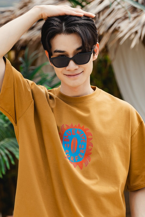 앨빈클로 BLUEWAVE (블루웨이브) 오버핏 반팔 티셔츠 AST4538는 남성용 반팔 티셔츠입니다. 화이트, 머스타드, 네이비, 블랙 4가지 색상으로 출시되었으며, 일상복과 여행룩에 활용하기 좋습니다. 캐주얼, 스트릿, 미니멀 스타일을 연출하기에 적합하며, 롱 기장의 오버핏으로 편안한 착용감을 제공합니다. 면, 폴리에스테르, 스판덱스 혼방 소재로 제작되어 활동성이 뛰어나고, EAT THE WAVE (잇 더 웨이브) 그래픽 프린팅으로 포인트를 더했습니다.
