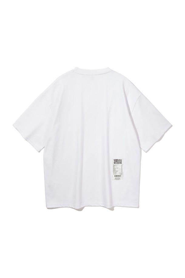 앨빈클로 NIRVANA (니르바나) 오버핏 반팔 티셔츠 AST4560 (3 COLOR)는 남성용 반팔 티셔츠입니다. 면 소재로 제작되어 봄, 여름 시즌에 편안하게 착용할 수 있습니다. 라운드넥 디자인에 오버핏으로 제작되어 캐주얼, 스트릿 스타일을 연출하기에 적합합니다. 니르바나 그래픽 프린트가 특징이며, 동네 마실룩이나 산책룩에 활용하기 좋습니다. 화이트 컬러를 포함한 3가지 색상으로 만나볼 수 있습니다.
