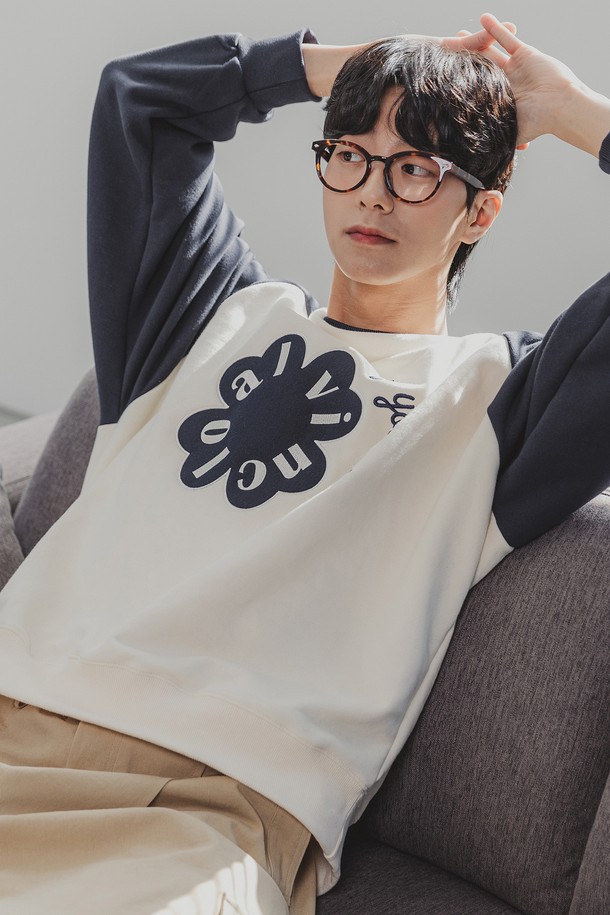 앨빈클로 플라워 래글런 오버핏 맨투맨 MAR922는 플라워와 레터링 패턴, 래글런 소매 디자인이 돋보이는 남성용 맨투맨입니다. 부드러운 촉감의 면, 폴리에스테르 혼방 프렌치 테리 원단으로 제작되어 봄, 가을에 착용하기 좋으며, 중간 두께감으로 편안함을 선사합니다. 크림(네이비), 크림(와인), 블랙(네이비) 3가지 색상으로 출시되었으며 오버핏으로 캐주얼 스타일을 연출하기 용이합니다. 일상, 동네 마실룩, 카페룩에 적합하며, 3D 자수 디테일과 뛰어난 내구성이 특징입니다. 형태 유지력이 우수하고 수축을 최소화하여 오랫동안 변함없이 즐겨 입을 수 있습니다.
