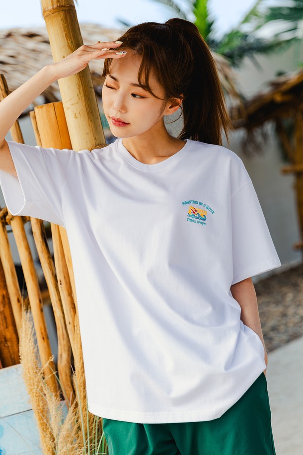 앨빈클로(ELVINCLO) TIDAL WAVE 오버핏 반팔 티셔츠 AST4529는 캐주얼, 서핑 스타일을 연출할 수 있는 남녀 공용 반팔 티셔츠입니다. 봄, 여름 시즌에 어울리는 이 티셔츠는 부드러운 촉감의 면, 폴리에스테르, 스판덱스 혼방 소재로 제작되었으며, 흡습 및 속건 기능으로 쾌적한 착용감을 제공합니다. 라운드넥에 오버핏으로 디자인되었으며, 웨이브, 서핑클럽 패턴이 돋보입니다. 7x7 립 넥라인, 헤링본 테이프 처리, 주름 방지, 텐터/텀블 가공 등 섬세한 디테일이 돋보이며, 화이트, 머스타드, 다크블루, 와인, 블랙 5가지 컬러로 출시되었습니다. 휴가룩, 여행룩, 캐주얼, 미니멀, 스트리트 스타일을 즐기는 분들께 추천합니다.
